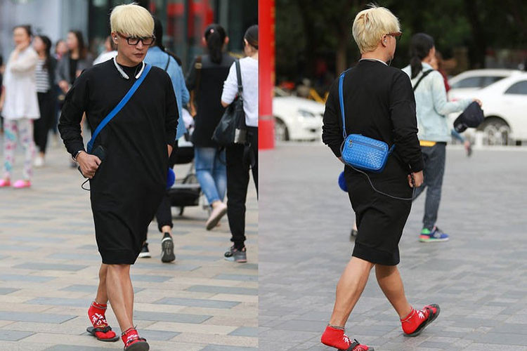 Xuất hiện trên phố, Nhĩ Thái của "Hoàn châu cách cách" gây chú ý khi đi dép tông kết hợp với tất đỏ. Ảnh: Sohu