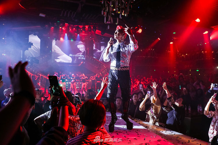 Trong một đêm nhạc của mình, Trần Chí Bằng từng đi giày cao gót nữ tính. Ảnh: Sina