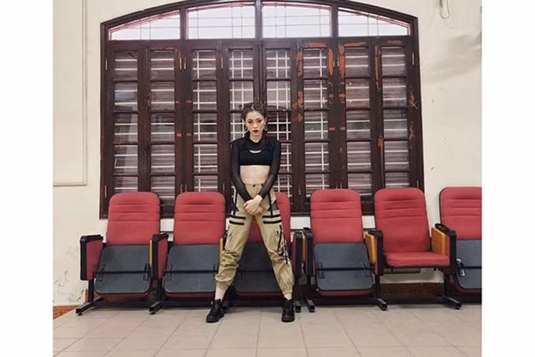 Phương Nga rất say mê môn nhảy hiện đại. Ảnh: FBNV