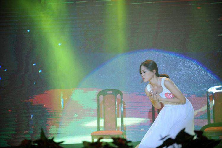 Hình ảnh Bùi Phương Nga thể hiện tài múa đương đại. Ảnh: Zing