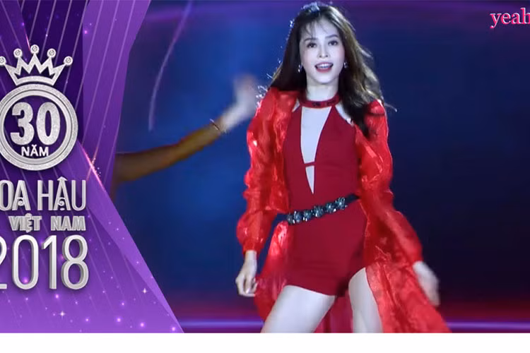 Trong một đêm tiệc của Hoa hậu Việt Nam 2018, Bùi Phương Nga gây ấn tượng khi nhảy bốc lửa trên nền nhạc ca khúc "Talk to me" của Chi Pu. Ảnh: Yeah1