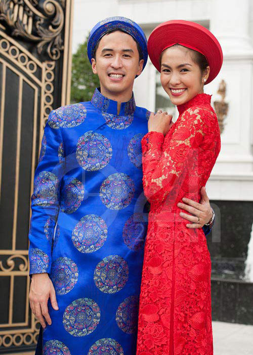 Khiến báo chí toát mồ hôi chạy theo mình nhưng Tăng Thanh Hà cư xử rất khéo léo. Khi bắt gặp ống kính, cô luôn tươi cười, nói lời cảm ơn. Ảnh: 24h