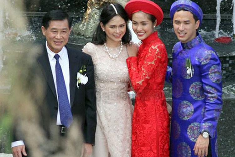 Hình ảnh nhà chồng Tăng Thanh Hà thoải mái chụp hình ngay trước cổng nhà trong lễ rước dâu. Ảnh: 24h