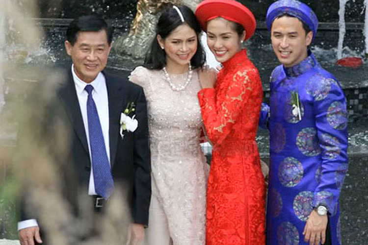 Hình ảnh nhà chồng Tăng Thanh Hà thoải mái chụp hình ngay trước cổng nhà trong lễ rước dâu. Ảnh: 24h