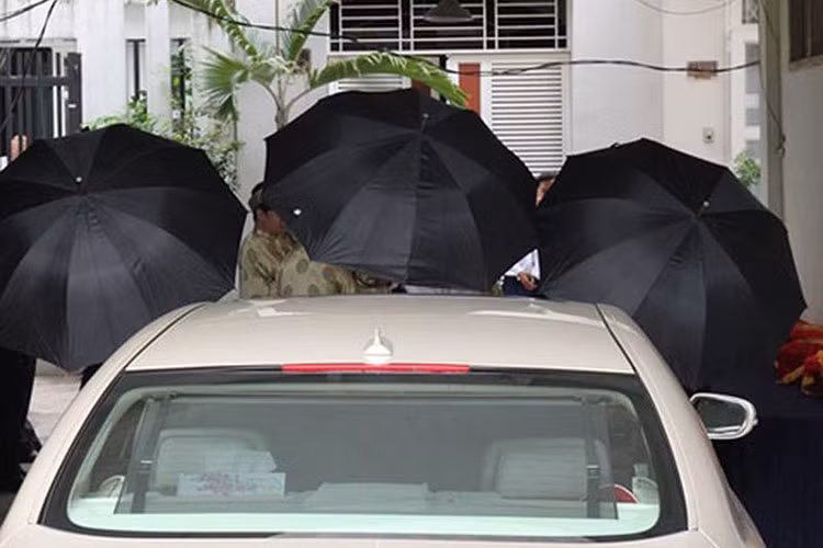 Đám cưới của Tăng Thanh Hà và doanh nhân Louis Nguyễn tại Việt Nam tổ chức vào ngày 11/11/2012 trở thành sự kiện gây chú ý nhất năm. Vì muốn sự riêng tư tuyệt đối, cặp đôi thuê đội ngũ bảo vệ, dùng ô che kín không cho hình ảnh lọt ra ngoài. Ảnh: Giaoducvietnam