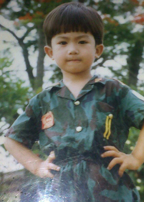 Đóng Cảnh "bảo kê" trong "Quỳnh búp bê", Doãn Quốc Đam cũng vừa chia sẻ ảnh hồi nhỏ đáng yêu. "Cớm chìm hôm nay đi khai giảng. Chỉ là cho mọi người thấy sự tàn phá của thời gian", anh chú thích đầy hài hước.