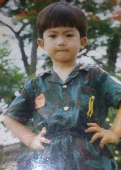 Đóng Cảnh "bảo kê" trong "Quỳnh búp bê", Doãn Quốc Đam cũng vừa chia sẻ ảnh hồi nhỏ đáng yêu. "Cớm chìm hôm nay đi khai giảng. Chỉ là cho mọi người thấy sự tàn phá của thời gian", anh chú thích đầy hài hước.