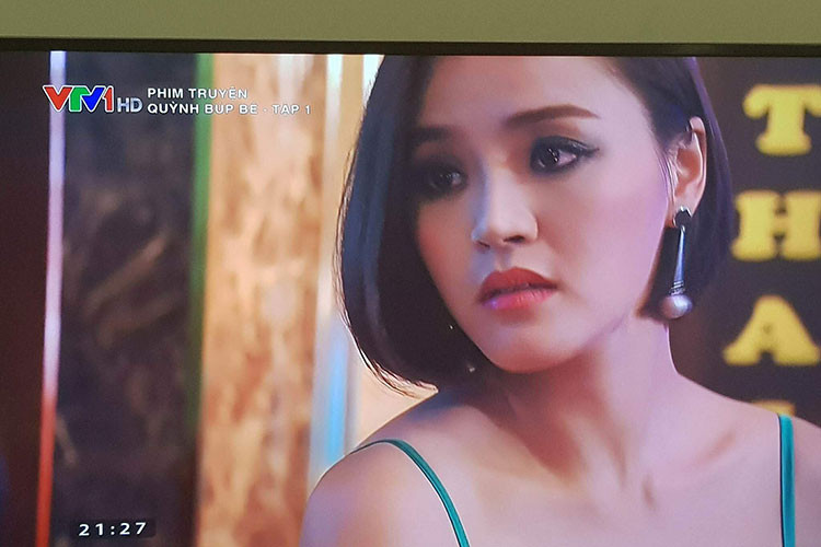 Đóng vai My sói trong "Quỳnh búp bê", Thu Quỳnh ăn diện gợi cảm, khác với phong cách đời thường của cô.