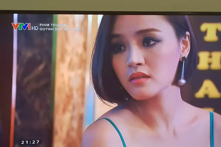 Đóng vai My sói trong "Quỳnh búp bê", Thu Quỳnh ăn diện gợi cảm, khác với phong cách đời thường của cô.