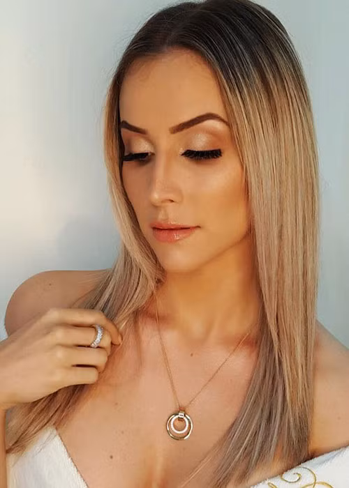 Nàng á hậu đến từ Brazil sở hữu vóc dáng gợi cảm, gương mặt đẹp hút hồn.