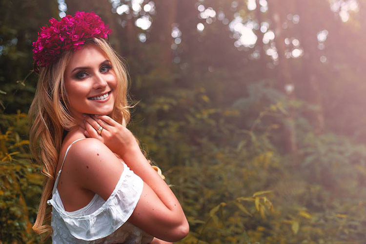 Ngoài vóc dáng gợi cảm, nàng á hậu 23 tuổi còn gây ấn tượng bởi nụ cười tỏa nắng.