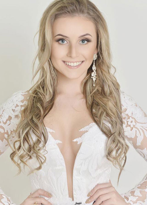 Daiane Savi năm nay 23 tuổi, là bác sĩ tâm lý. Năm 2017, cô đăng quang cuộc thi Miss Rio Grande Do Sul CNB.