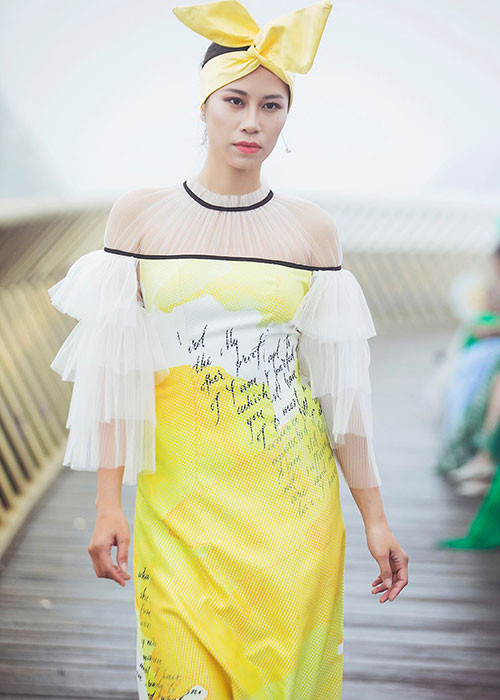 Mẫu váy Diễm Hương mượn từng được Á khôi Yến Nhi mặc trong vai trò người mẫu của buổi diễn giới thiệu BST "Bức thư tình trên mây".