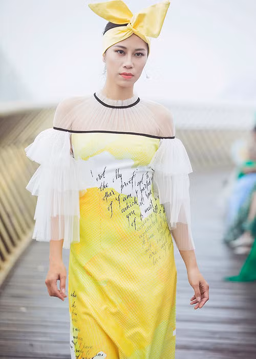 Mẫu váy Diễm Hương mượn từng được Á khôi Yến Nhi mặc trong vai trò người mẫu của buổi diễn giới thiệu BST "Bức thư tình trên mây".