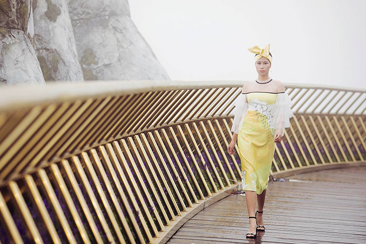 Bộ sưu tập “Bức thư tình trên mây” lấy ý tưởng về nỗi nhớ nhung của chàng trai, ngày qua ngày ngồi ngắm mây để nghĩ về người mình yêu.