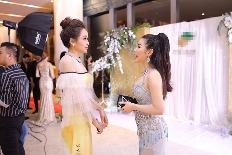 Chiếc váy đẹp mê ly khiến Hoa hậu Diễm Hương muối mặt vì cho mượn nằm trong bộ sưu tập "Bức thư tình trên mây" của Lê Ngọc Lâm.