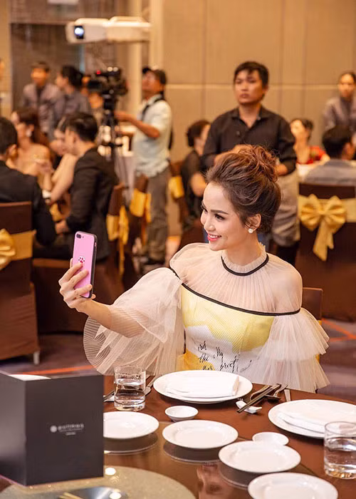 Soi chiec vay tuyet dep khien Diem Huong muoi mat vi cho muon