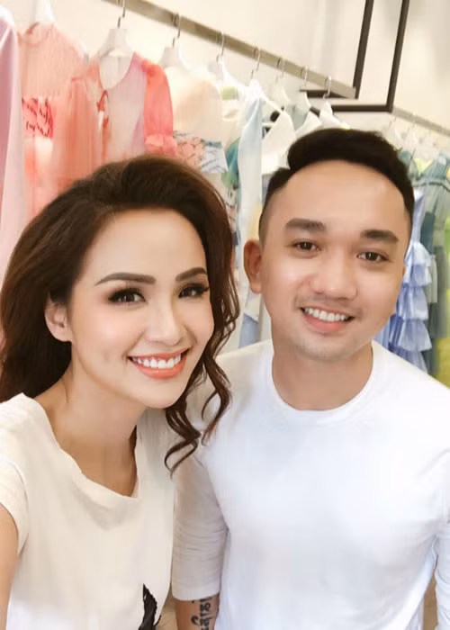 Lê Ngọc Lâm từng chia sẻ hình ảnh thân thiết bên Diễm Hương khi cô đến mượn váy vào tháng 8 vừa qua.