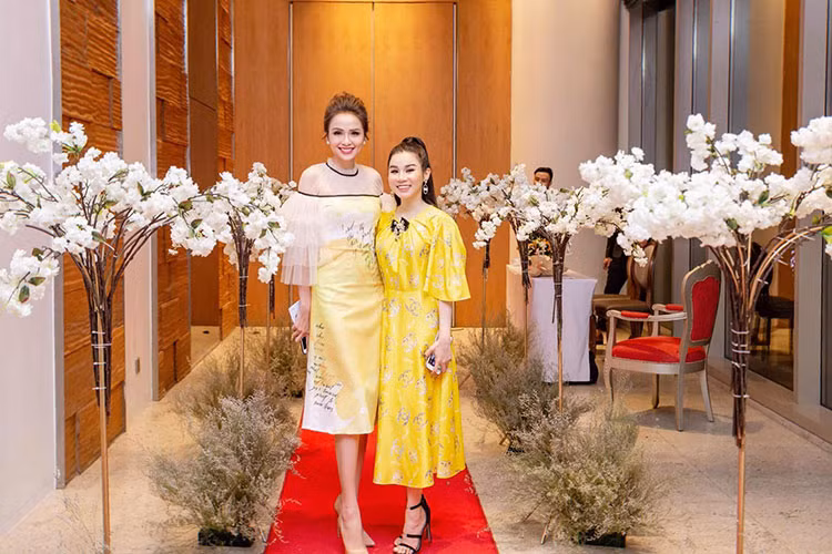 Diện mẫu váy của NTK Lê Ngọc Lâm, Diễm Hương xinh đẹp hút hồn.