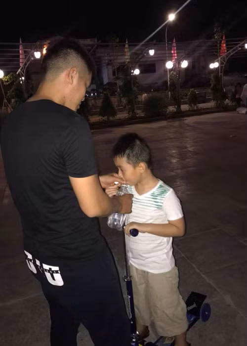 Trung Kiên còn được biết là người bố dượng hết lòng yêu thương con riêng của vợ.