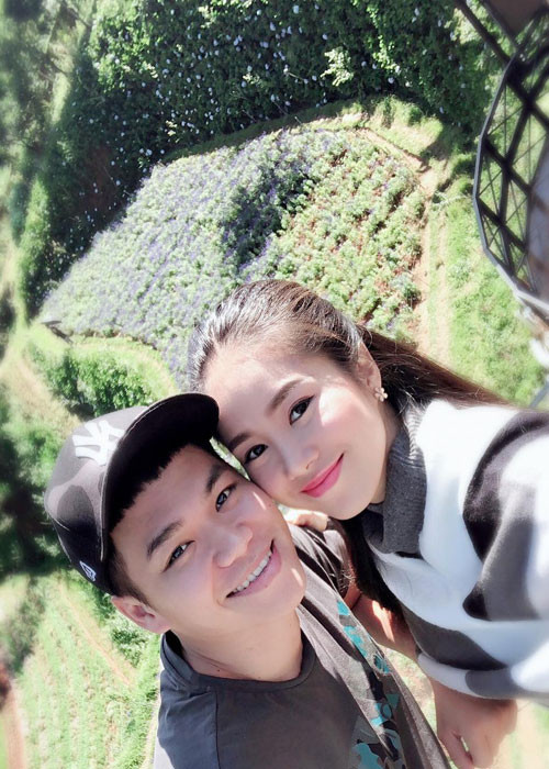 Lê Phương cũng là người vợ tâm lý. Cô từng mua xế hộp tặng chồng trẻ nhân dịp sinh nhật.