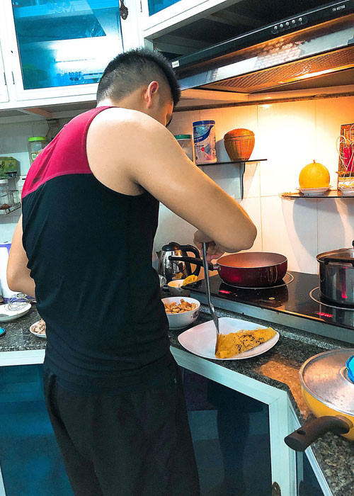 Ở nhà, Trung Kiên giành việc nấu ăn với bà xã hơn tuổi.