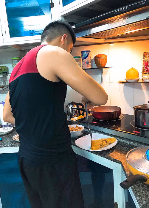 Ở nhà, Trung Kiên giành việc nấu ăn với bà xã hơn tuổi.