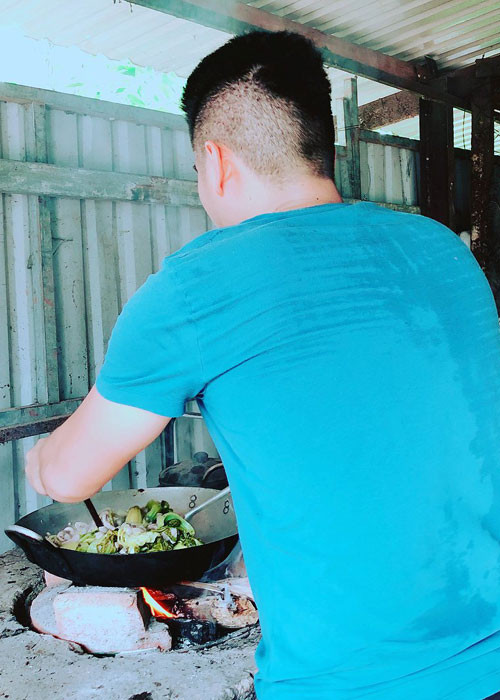 Hình ảnh ông xã của Lê Phương trổ tài nấu ăn khi về quê.