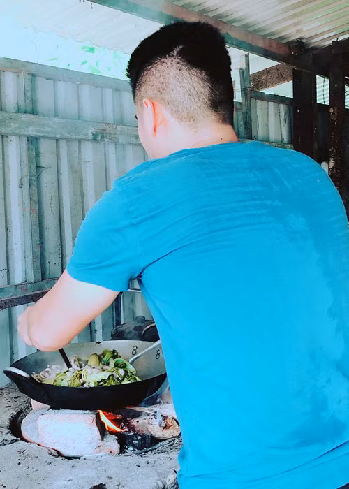 Hình ảnh ông xã của Lê Phương trổ tài nấu ăn khi về quê.