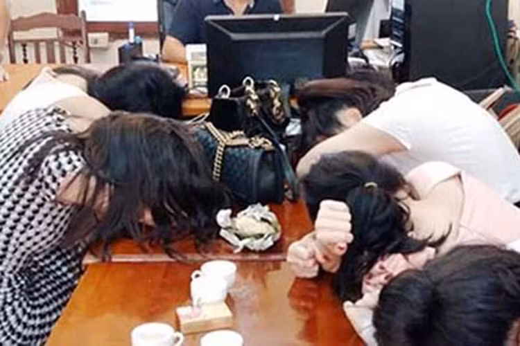 Theo Đất Việt, á khôi L.T.T được xác định nằm trong đường dây sex tour có giá thấp nhất 1.000 USD, cao nhất 20.000 USD do Đoàn Ngọc Minh và Trần Đức Thùy Liên cầm đầu bị triệt phá vào năm 2015. Ảnh: Datviet