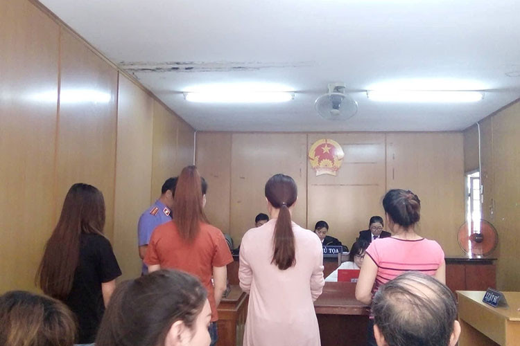 Theo Tiền Phong, ngày 15/8/2017, Phạm Thị Thanh Hiền và Nguyễn Thị Ngọc bị bắt khi đang bán dâm cho hai khách với giá 15 triệu đồng mỗi người. Ngoài bán dâm, cả hai còn môi giới bán dâm. Ảnh: Tienphong