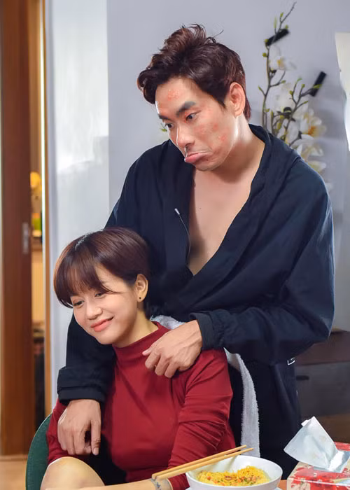 Kiều Minh Tuấn trong phim khá giống anh ngoài đời đều chững chạc, ngọt ngào với nửa kia của mình. Ảnh: Caominhman