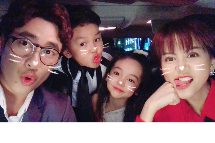 Hình ảnh cặp đôi nhí nhảnh bên các diễn viên nhí. Ảnh: Fanpage