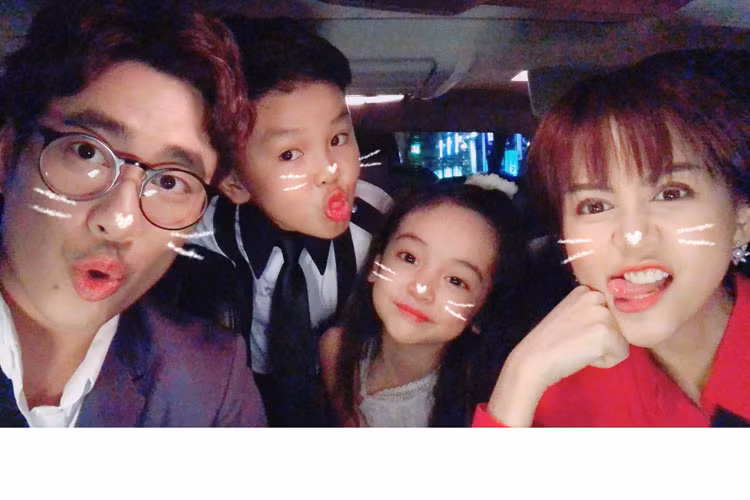 Hình ảnh cặp đôi nhí nhảnh bên các diễn viên nhí. Ảnh: Fanpage