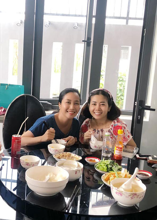 Mai Phương đã đến chơi nhà của Ốc Thanh Vân. Cả hai cùng đi chợ và ăn cơm cùng nhau. "Phải không khóc em ạ. Cố qua và sẽ qua! Cứ ngủ ngon, ăn ngon và vui cười là qua hết!", Ốc Thanh Vân còn động viên Mai Phương.