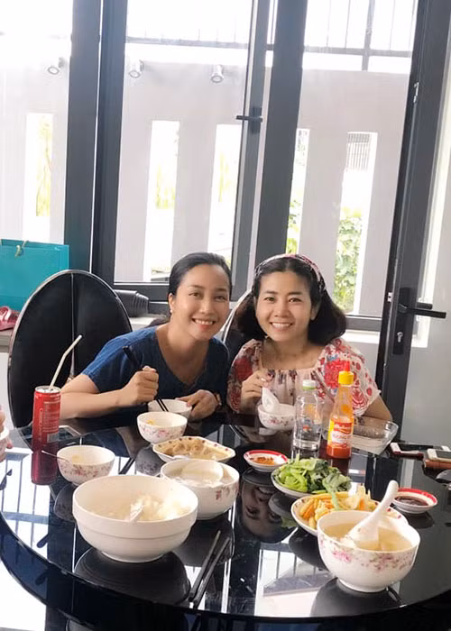 Mai Phương đã đến chơi nhà của Ốc Thanh Vân. Cả hai cùng đi chợ và ăn cơm cùng nhau. "Phải không khóc em ạ. Cố qua và sẽ qua! Cứ ngủ ngon, ăn ngon và vui cười là qua hết!", Ốc Thanh Vân còn động viên Mai Phương.