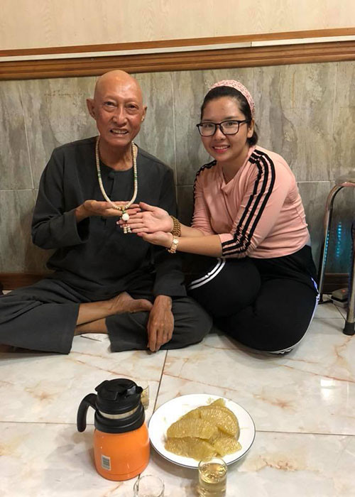 Hình ảnh nam nghệ sĩ tươi tắn khi ca sĩ Mai Xuân Thy ghé thăm.