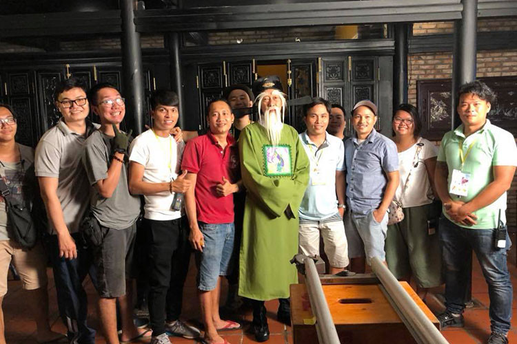 Cũng bị ung thư phổi, nghệ sĩ Lê Bình xuất viện trước Mai Phương. Sau khi ra viện, ông đi quay phim trở lại.