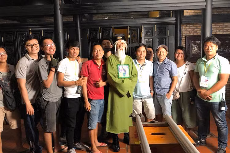 Cũng bị ung thư phổi, nghệ sĩ Lê Bình xuất viện trước Mai Phương. Sau khi ra viện, ông đi quay phim trở lại.