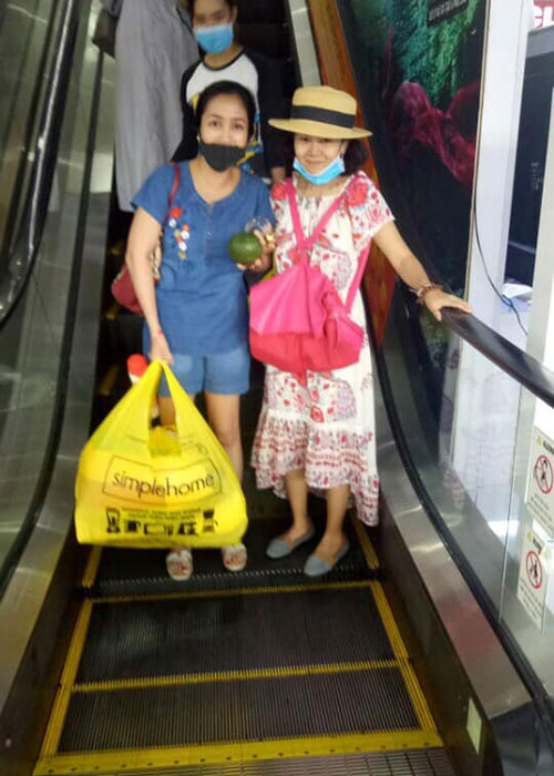 Ốc Thanh Vân còn cho hay, do tác dụng phụ của thuốc, Mai Phương bị rối loạn tiêu hóa và do xương yếu nên khi cầm máy hút bụi nhiều, tay của Mai Phương bị sưng, phải chườm đá.