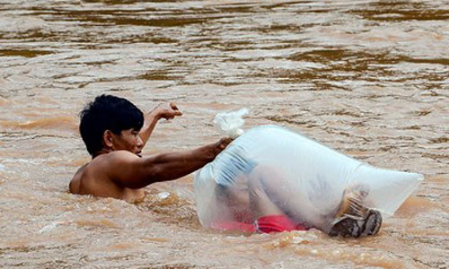 Hoc sinh chui tui nilon de den truong: Bo GTVT de nghi khan truong xay cau