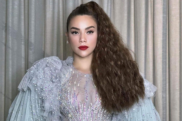 Tình cảm của khán giả hâm mộ nhiều khi lại khiến sao Việt rơi vào những tình huống khó xử. Bằng bản lĩnh trên sân khấu, nhiều nghệ sĩ đã ứng xử khéo léo khi gặp fans quá khích. Hồ Ngọc Hà là một trong số đó. Ảnh: FBNV