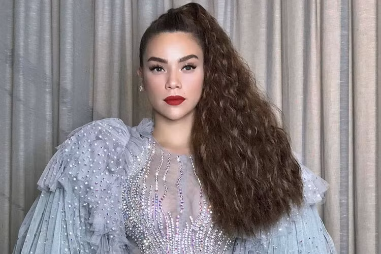 Tình cảm của khán giả hâm mộ nhiều khi lại khiến sao Việt rơi vào những tình huống khó xử. Bằng bản lĩnh trên sân khấu, nhiều nghệ sĩ đã ứng xử khéo léo khi gặp fans quá khích. Hồ Ngọc Hà là một trong số đó. Ảnh: FBNV