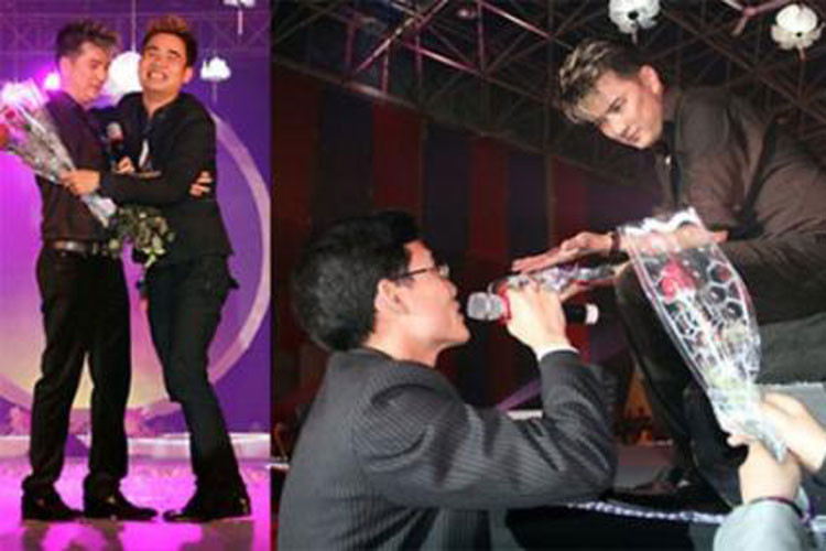 Đàm Vĩnh Hưng cũng từng phản ứng khéo léo trước tình cảm quá khích của fans. Còn nhớ, trong một đêm nhạc, sao Việt này gặp fan quá khích cướp mic. Dù khó chịu nhưng “ông hoàng nhạc Việt” vẫn giơ tay xin lại mic để hoàn thành phần trình diễn của mình. Ảnh: 24h