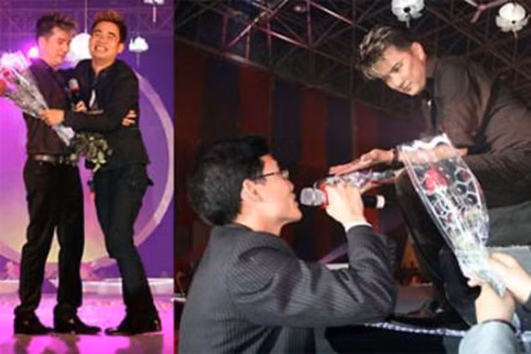 Đàm Vĩnh Hưng cũng từng phản ứng khéo léo trước tình cảm quá khích của fans. Còn nhớ, trong một đêm nhạc, sao Việt này gặp fan quá khích cướp mic. Dù khó chịu nhưng “ông hoàng nhạc Việt” vẫn giơ tay xin lại mic để hoàn thành phần trình diễn của mình. Ảnh: 24h