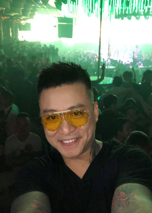 Bằng bản lĩnh sân khấu, Tuấn Hưng cũng xử lý khéo léo khi bị fan cuồng có những hành động quá khích trong một lần lưu diễn ở châu Âu. “Trước khi Hưng chưa có vợ, các bạn muốn ôm bao nhiêu cũng được. Nhưng bây giờ Hưng đã có gia đình thì một số hành động nên được hạn chế lại”, anh nói với các fans. Ảnh: FBNV