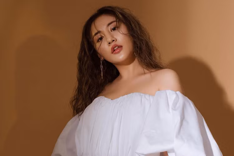 Dù bất ngờ nhưng Văn Mai Hương vẫn giữ được bình tĩnh hỏi tên nam thanh niên này và có màn giao lưu hài hước: “Thưa quý vị, lần đầu tiên trong cuộc đời có một nam thanh niên phi ra sân khấu hôn một cô gái mà cô gái này không biết chàng trai là ai”. Ảnh: FBNV