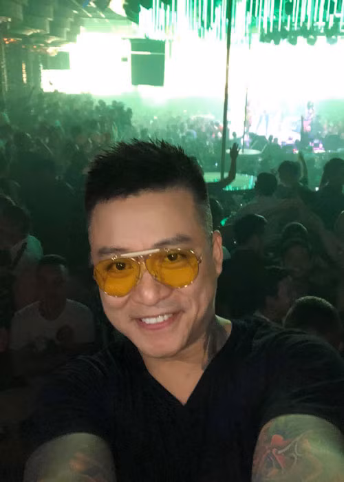 Bằng bản lĩnh sân khấu, Tuấn Hưng cũng xử lý khéo léo khi bị fan cuồng có những hành động quá khích trong một lần lưu diễn ở châu Âu. “Trước khi Hưng chưa có vợ, các bạn muốn ôm bao nhiêu cũng được. Nhưng bây giờ Hưng đã có gia đình thì một số hành động nên được hạn chế lại”, anh nói với các fans. Ảnh: FBNV