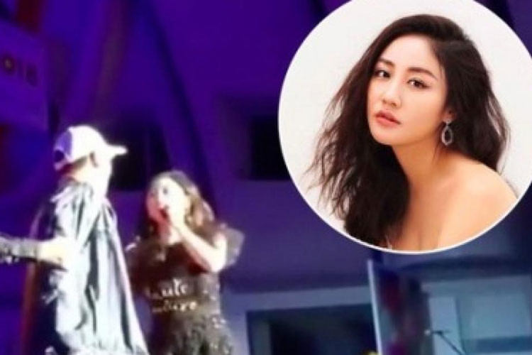 Không chỉ Hồ Ngọc Hà, Văn Mai Hương cũng từng gặp fans quá khích. Trong đêm nhạc vào tháng 5/2018, khi đang giao lưu với khán giả, Văn Mai Hương bị một thanh niên ôm vai để chụp ảnh selfie rồi hôn má. Ảnh: Danviet