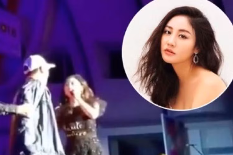 Không chỉ Hồ Ngọc Hà, Văn Mai Hương cũng từng gặp fans quá khích. Trong đêm nhạc vào tháng 5/2018, khi đang giao lưu với khán giả, Văn Mai Hương bị một thanh niên ôm vai để chụp ảnh selfie rồi hôn má. Ảnh: Danviet